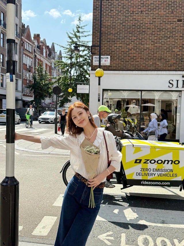 Thắt lưng da báo, túi đỏ trầm cùng Shbet111 kèo cá cược world cup ngọc trai sẽ giúp tổng thể trở nên nổi bật và cuốn hút hơn.
