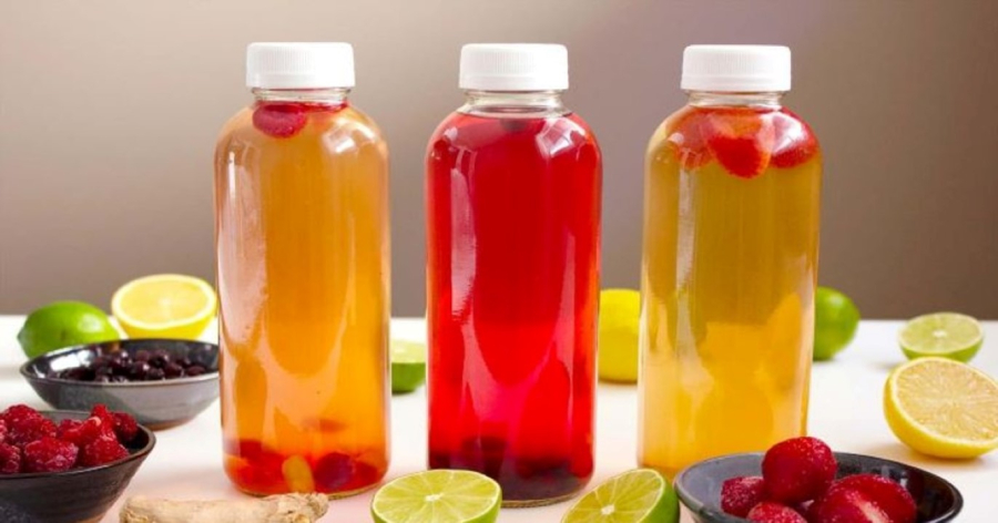 Trà Kombucha giàu vitamin C và lợi khuẩn, giúp tăng cường sức khỏe đường ruột bằng cách thúc đẩy sự phát triển của vi khuẩn có lợi.