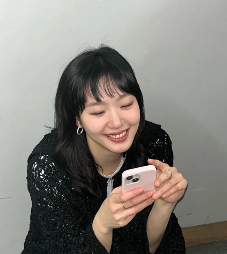 Một điểm đặc biệt khác là cách Kim Go Eun phối hợp khuyên tai vòng tròn với nhiều kiểu Shbet999 com đăng nhập và Link Vào SHBET88 Mới Nhất.    