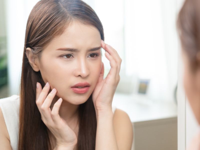 Việc đeo khẩu trang liên tục kết hợp với mồ hôi, dầu thừa và mỹ phẩm trên da dễ tạo môi trường bí bách, dẫn đến mụn “maskne