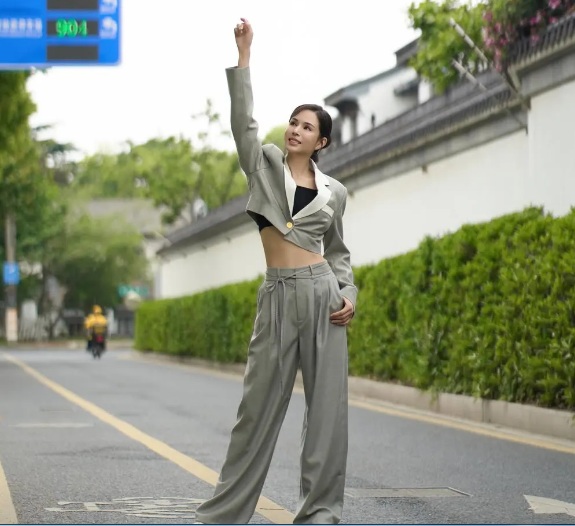 Các lựa chọn này không chỉ tôn lên thân hình gọn gàng, săn chắc mà còn thể hiện gu thẩm mỹ tinh tế,