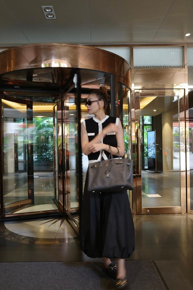 Thanh Hằng thường kết hợp cùng túi xách và giày loafer màu đen để tăng vẻ chỉn chu