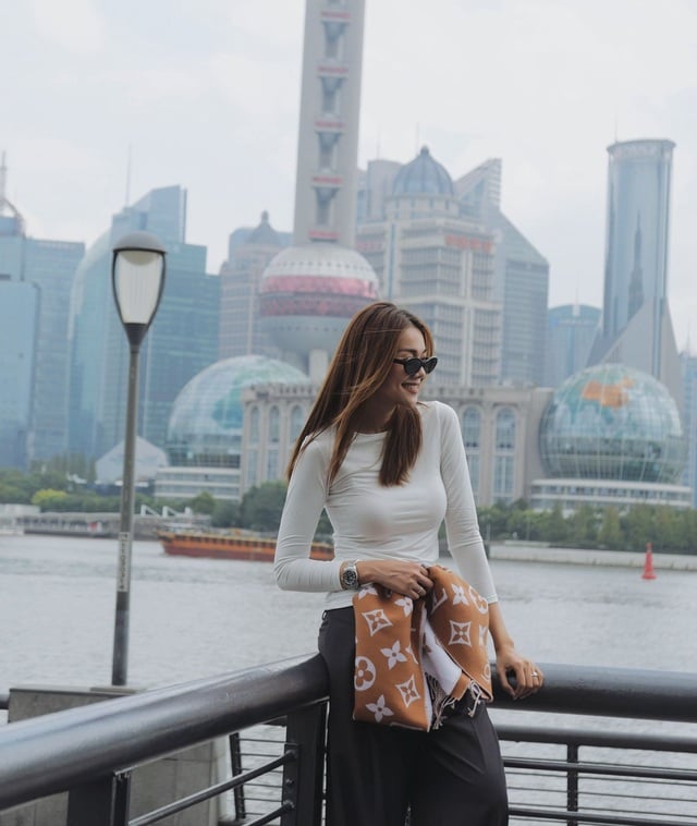 Thanh Hằng lựa chọn áo ren phối cùng quần âu ống suông.
