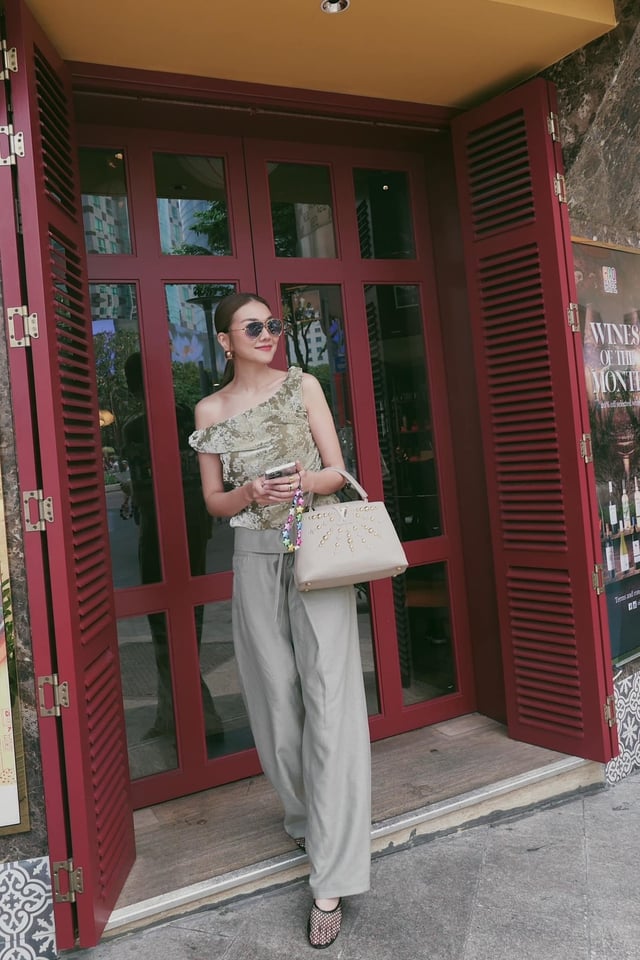 Sự phá cách còn được Thanh Hằng thể hiện qua set đồ gồm áo lệch vai, giày lưới và khuyên tai bản to.