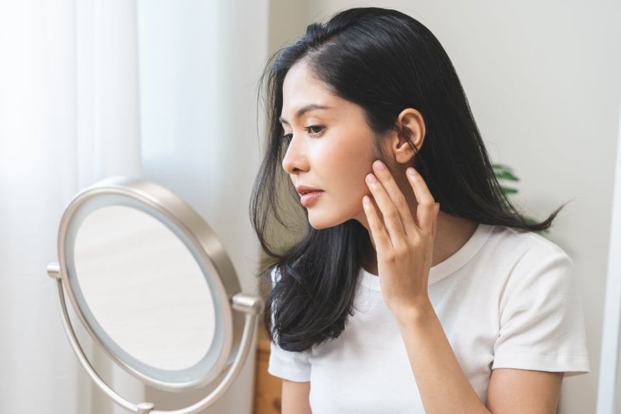 Ánh nắng mặt trời là nguyên nhân chính khiến da lão hóa sớm, gây ra nám, tàn nhang và nếp nhăn.