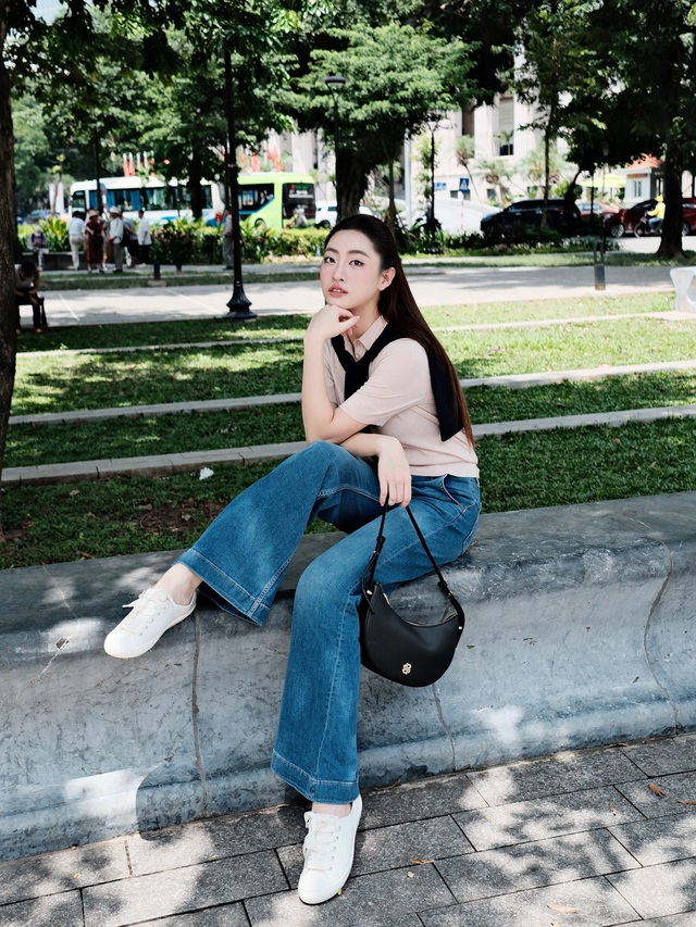 Với những ai yêu sự tối giản, áo len tăm polo mix cùng quần jeans xanh và sneaker trắng là lựa chọn tuyệt vời. 