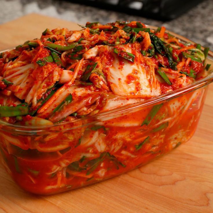 Kim chi là Shbet0099 cá cược trực tuyến lên men có vị chua cay đặc trưng, nhiều ớt và tỏi, đều là gia vị cay nóng