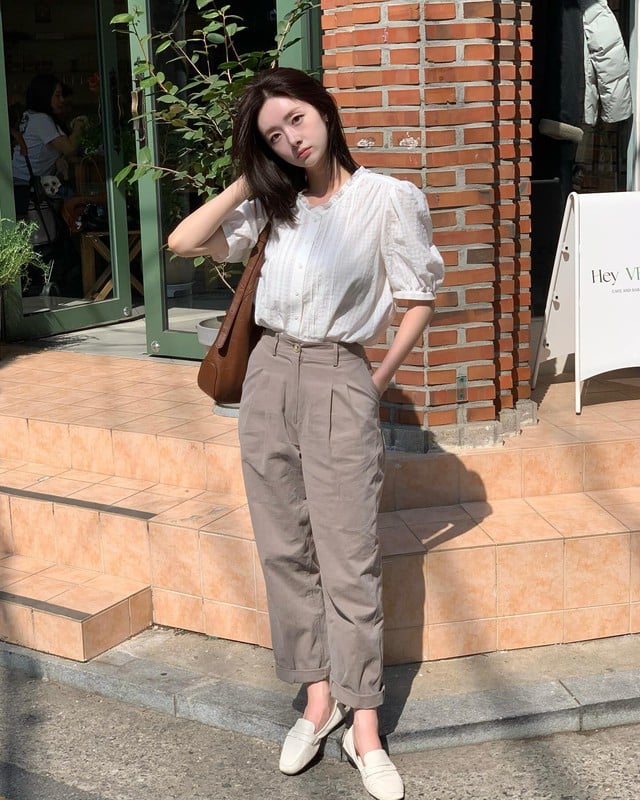 Blouse tay bồng vốn gắn liền với hình ảnh lãng mạn, nữ tính