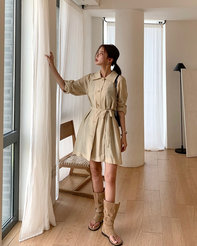 Một chiếc váy sơ mi dáng dài, có chi tiết thắt eo tông be sẽ phát huy tối đa ưu điểm vào thời điểm giao mùa. 