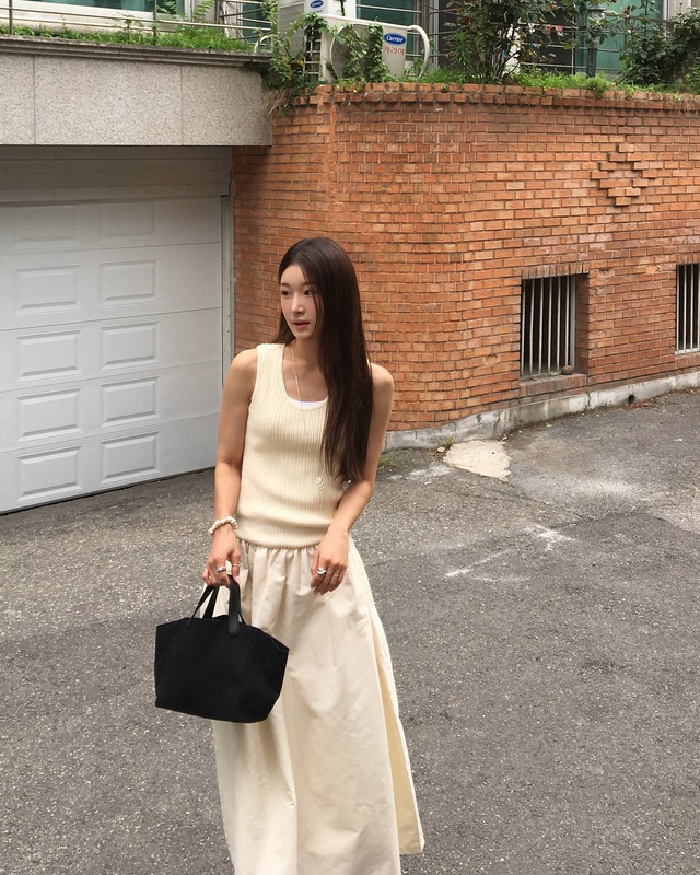 Bộ cánh có thể ứng dụng từ môi trường công sở cho tới những buổi cà phê cùng bạn bè.