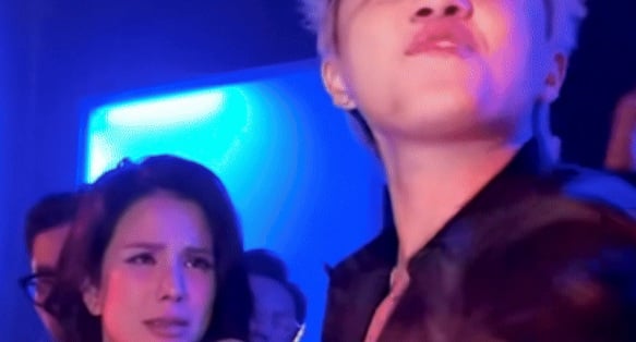 Diệp Lâm Anh bị tóm khoảnh khắc nhăn mặt khó chịu, lùi về phía sau và nhìn chằm chằm vào DJ.    