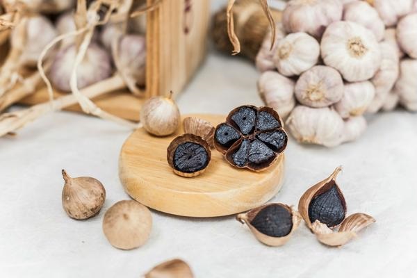 Bên cạnh công dụng chống lão hóa, tỏi đen còn mang khả năng kháng viêm, giúp Mừng SHBET phiên bản mới 2025 giảm sưng đỏ do mụn viêm.