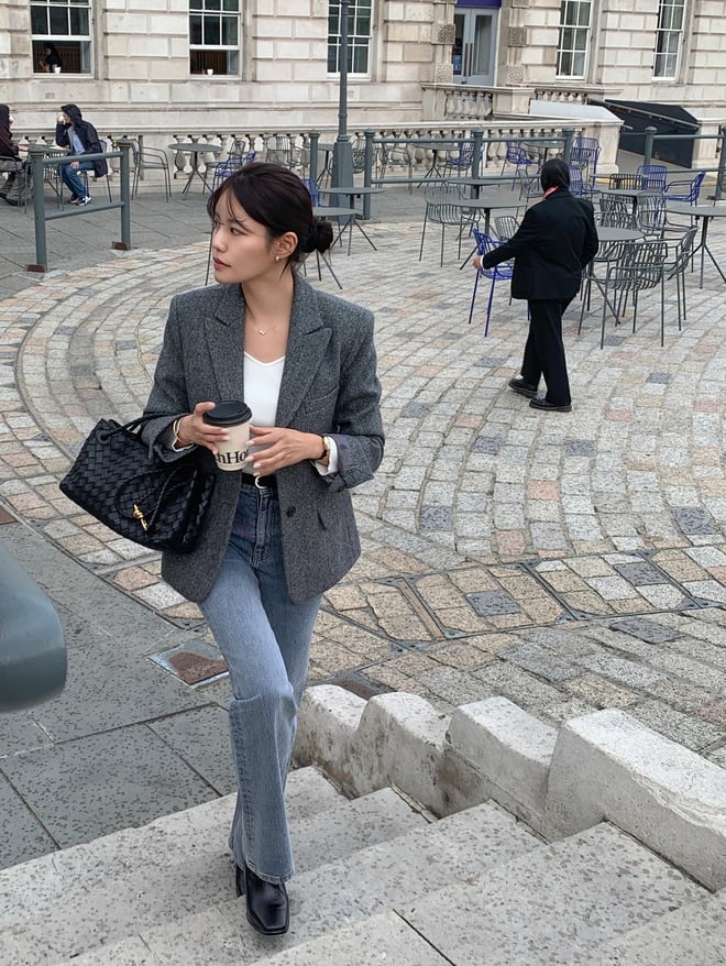 Blazer luôn được xem là biểu tượng của sự thanh lịch và hiện đại. 