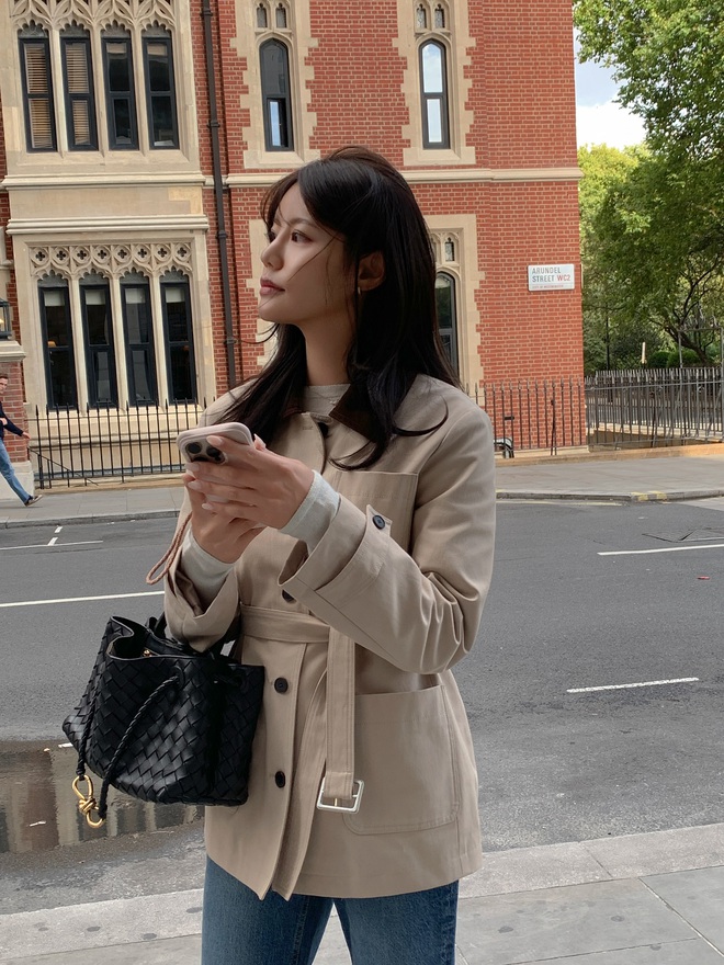 Nhắc đến thời trang mùa lạnh, không thể bỏ qua trench coat – biểu tượng của vẻ thanh lịch vượt thời gian. 