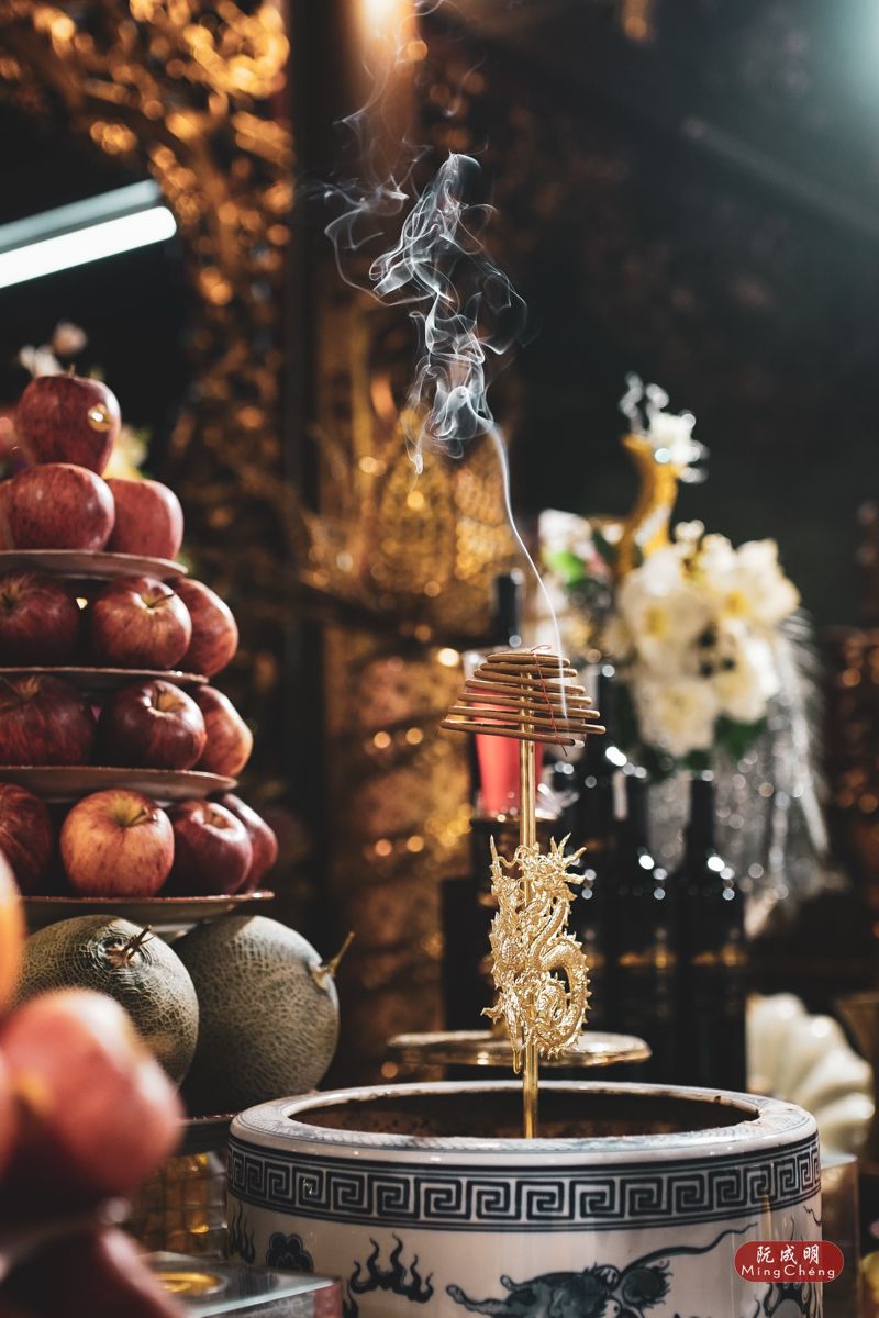 Nước dâng lên ban thờ mang ý nghĩa sâu sắc trong tâm linh