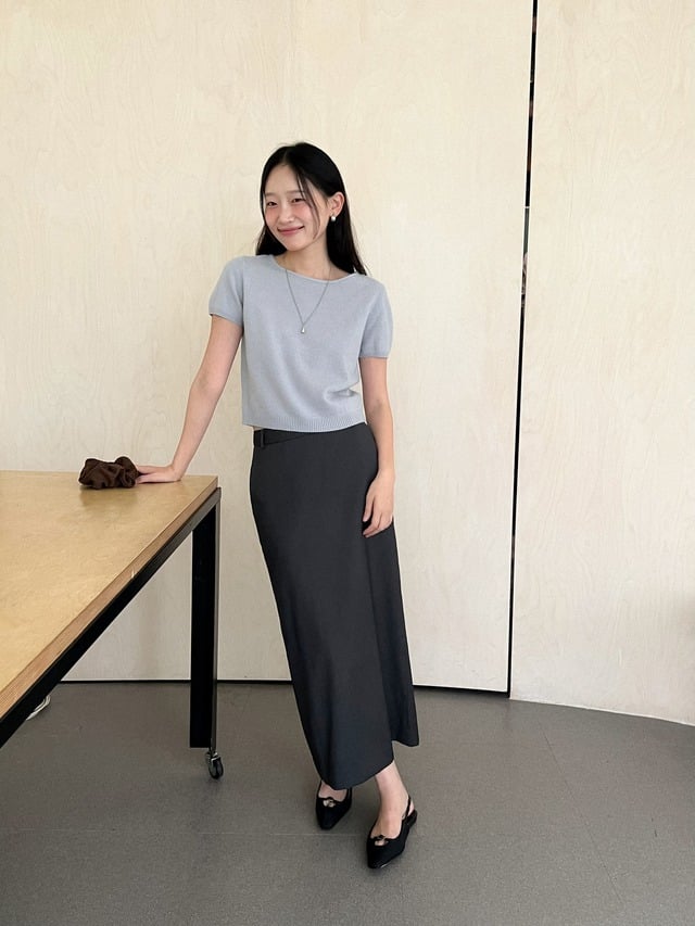 Ngoài ra, áo len cộc tay và chân váy suông trung tính cũng là lựa chọn được ưa chuộng. 