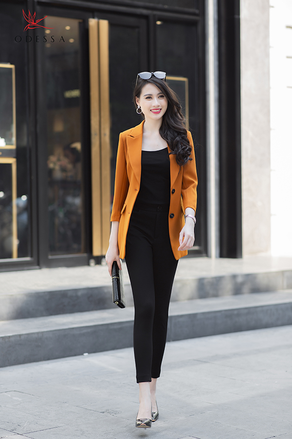 Vest màu sáng đi cùng quần tông trầm và giày đồng màu sẽ tạo hiệu ứng kéo dài đôi chân. 