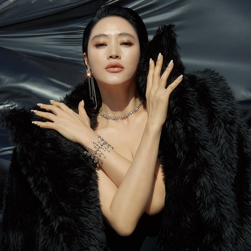Ở tuổi 55, Kim Hye-soo vẫn khiến công chúng ngưỡng mộ bởi thân hình gọn gàng và săn chắc. T