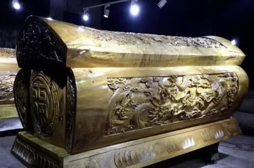 Số bảy trong “giường không rời bảy” tượng trưng cho bảy thanh gỗ đỡ dát giường, mang ý nghĩa vợ chồng không rời nhau, tượng trưng cho hạnh phúc trọn đời của Shbet111 slot, casino, thể thao, xổ số. 