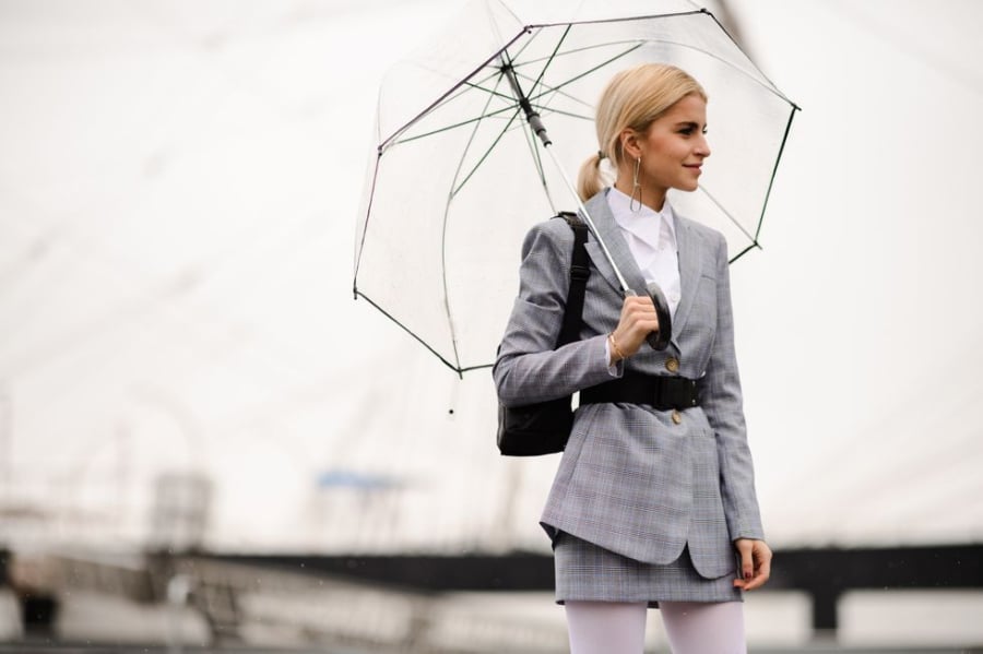 . Blazer có lớp lót vai hoặc cấu trúc rõ ràng (structured blazer) chính là “vị cứu tinh”