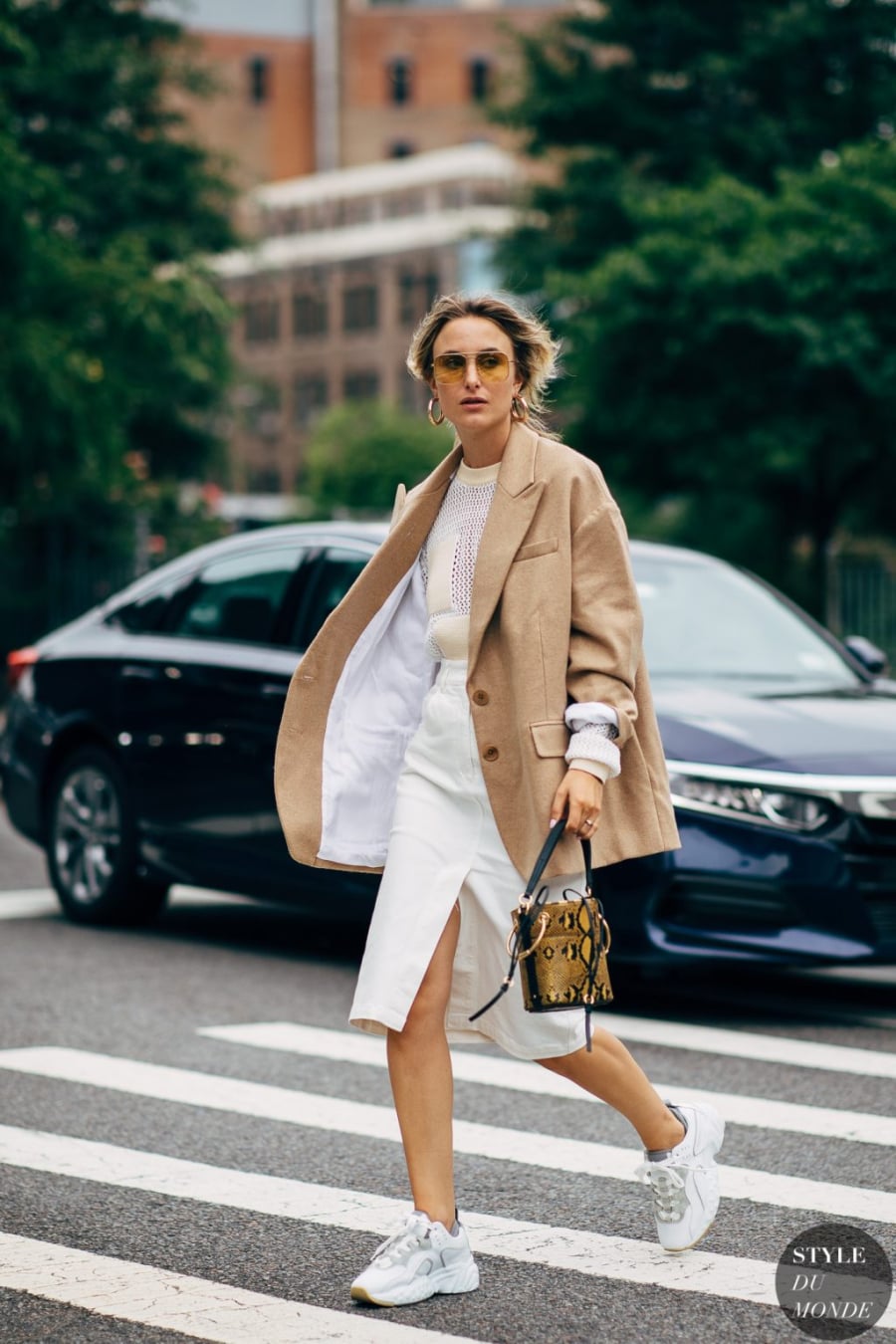 Một chiếc blazer dáng dài vừa phải, màu trung tính, phối cùng áo trong đơn giản chính là công thức gọn gàng và tinh tế cho dáng quả táo.