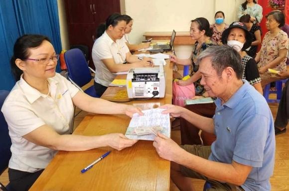 Bộ Công an – cơ quan vận hành hệ thống định danh và xác thực điện tử quốc gia – sẽ ban hành hướng dẫn chi tiết về quy trình chi trả các khoản hỗ trợ, hưu trí, bảo hiểm qua VNeID. 