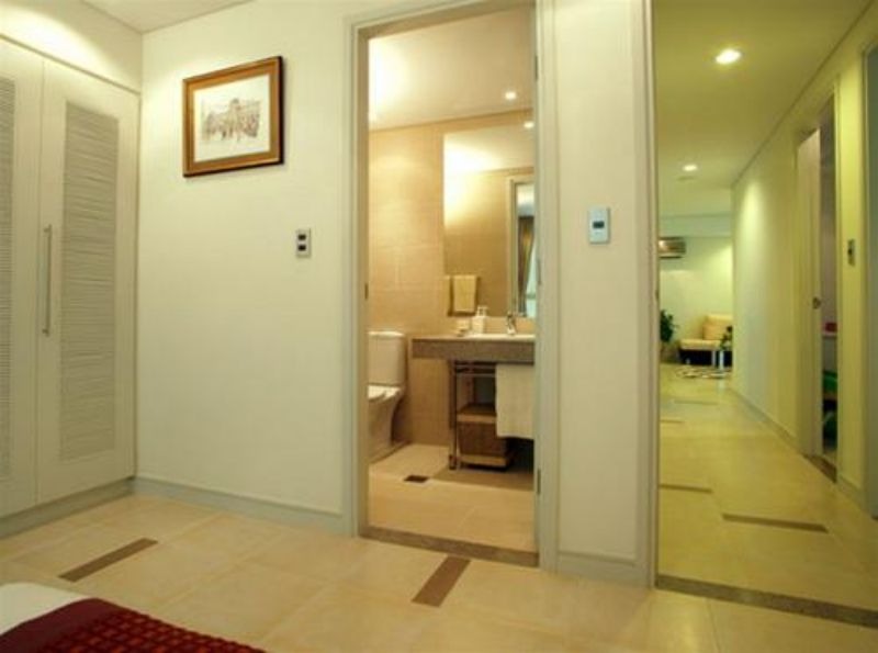 Cửa chính không nên đối diện nhà vệ sinh. Ảnh minh họa