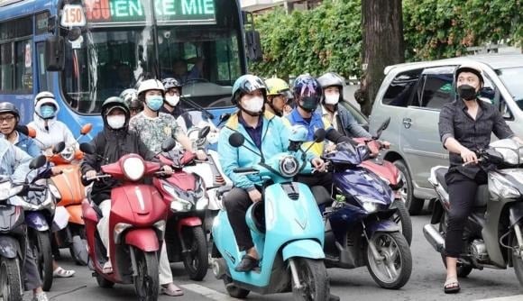 Theo định hướng, TP.HCM sẽ phát triển giao thông xanh dựa trên ba trụ cột chính: điện hóa phương tiện, thiết lập vùng phát thải thấp (LEZ) và hoàn thiện hạ tầng cùng chính sách hỗ trợ. 