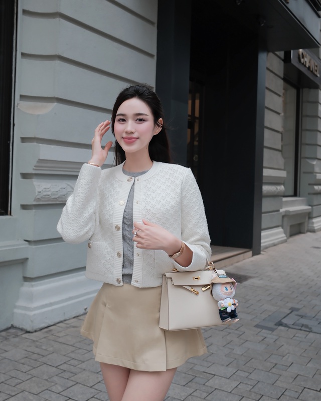 Không ngại thử nghiệm, Đỗ Hà còn mix lại áo cardigan lửng cùng áo len xám và chân váy màu be.
