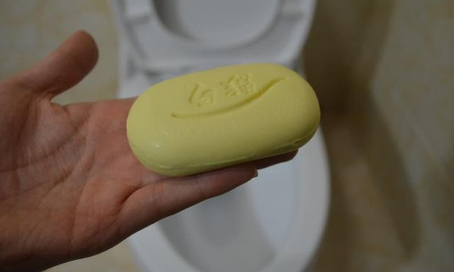 Thả cục xà phòng trong bồn cầu, nhận ngay 5 cái lợi lớn