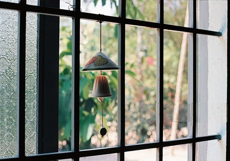 Trong phong thủy, âm thanh là yếu tố có thể “kích hoạt” dòng năng lượng dương. Chuông gió kim loại, đặc biệt là loại có âm thanh trong trẻo, nhẹ nhàng, giúp dẫn khí tốt, hóa giải hung khí và mời gọi may mắn đến nhà.    