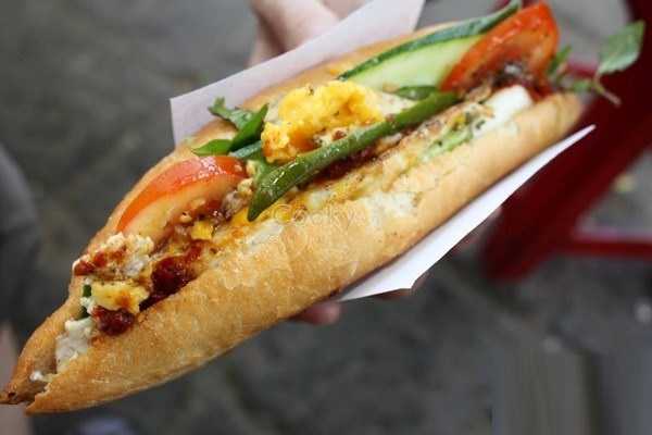 Bánh mì trứng là “người bạn thân thiết” của nhiều người Việt, từ học sinh, Mừng SHBET phiên bản mới 2025 đến dân công sở. 