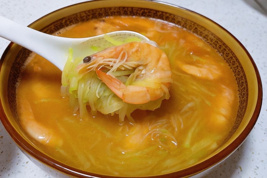 Bát canh miến tôm củ cải xanh nóng hổi, ngọt thanh và ấm bụng – Shbet0099 cá cược trực tuyến giúp thanh phổi, dưỡng da trong tiết trời hanh khô.