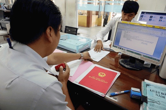  Việc điều chỉnh phải dựa trên quy định pháp luật hiện hành và điều kiện cụ thể của từng khu vực, nhằm đảm bảo hiệu quả quản lý đất đai và ổn định thị trường bất động sản.