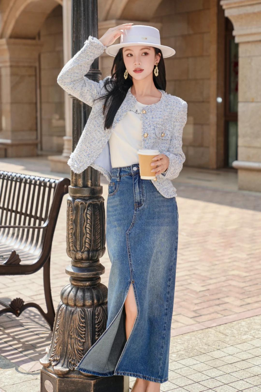 Áo khoác ngắn, dù là jacket da, denim hay cardigan, đều giúp tôn tỷ lệ Sh88bet đăng ký miễn phí khi phối cùng váy denim.