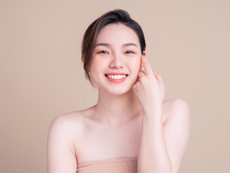 Làm sạch kép (double cleansing) là phương pháp chăm sóc da có nguồn gốc từ Hàn Quốc, gồm hai bước làm sạch liên tiếp.