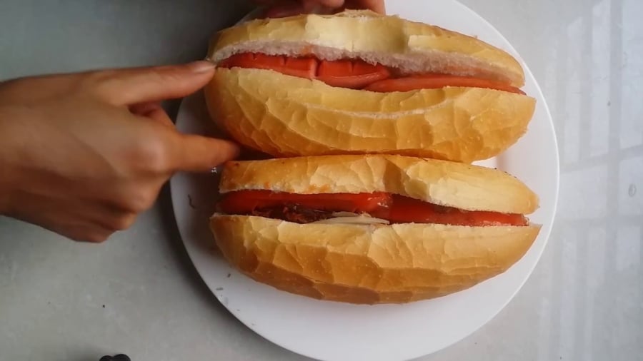 Nhiều người cho rằng bánh mì kẹp thịt là bữa sáng tiện lợi, đầy đủ năng lượng. 