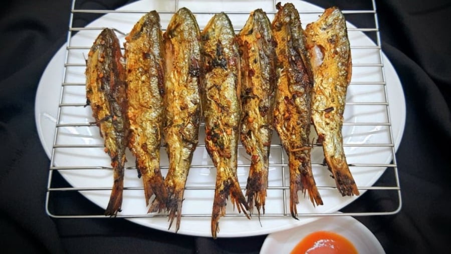 Nhắc đến cá mòi, nhiều người nghĩ ngay đến món cá mòi kho nghệ hay rán giòn vàng ruộm – Shbet0099 cá cược trực tuyến gắn liền với ký ức bữa cơm quê