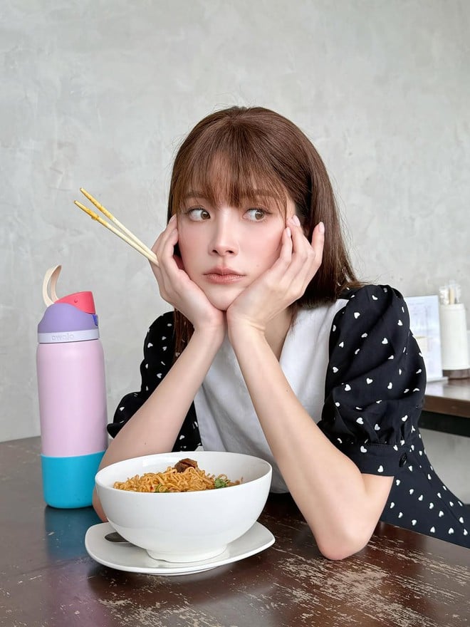 Khi thời tiết trở nên dễ chịu, Baifern thường chọn váy họa tiết chấm bi hoặc trái tim nhỏ, dáng hơi xòe, tay phồng nhẹ. 