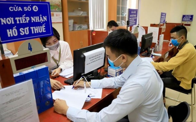 Với 2 người phụ thuộc, người có thu nhập 30 triệu đồng/tháng (sau khi trừ các khoản bảo hiểm bắt buộc) không phải nộp thuế thu nhập cá nhân; còn nếu thu nhập 40 triệu đồng/tháng, mức thuế chỉ khoảng 540.000 đồng – tương đương 1,35% tổng thu nhập.    