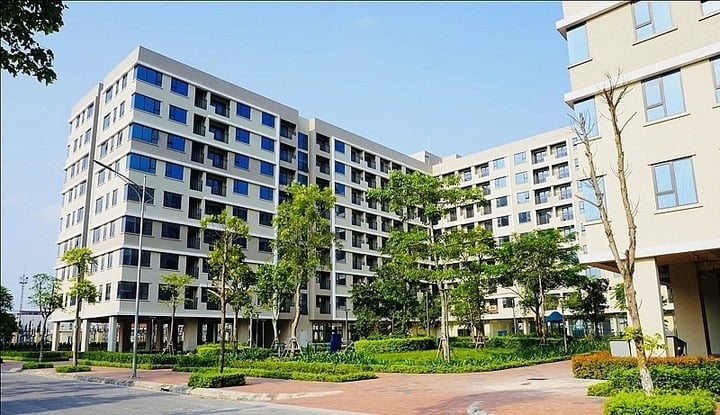 Theo Nghị định số 261, người thu nhập thấp tại đô thị không có hợp đồng lao động, chẳng hạn như những người bán hàng rong, sẽ được Công an cấp xã nơi thường trú hoặc tạm trú xác nhận thu nhập dựa trên dữ liệu dân cư. 