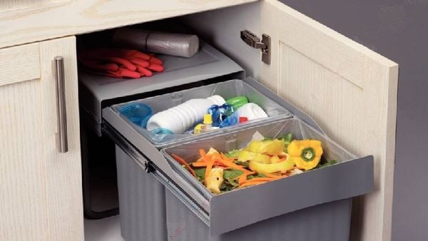 Đặt thùng rác hoặc vật ô uế ngay cạnh bếp    