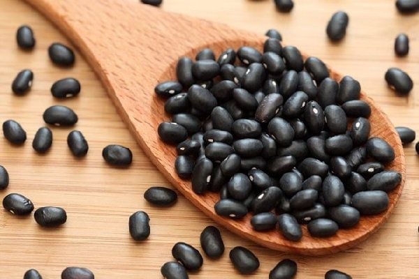 Đậu đen giàu protein, vitamin nhóm B cùng các khoáng chất như kẽm, sắt, mangan – những thành phần giúp tóc mọc nhanh