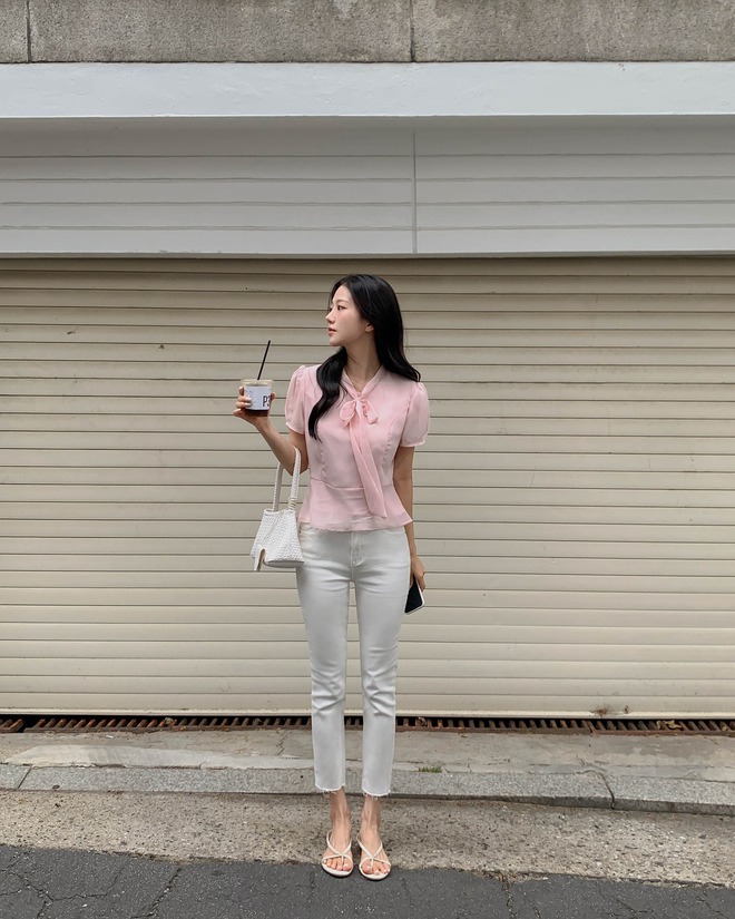 Quần skinny luôn nằm trong top những item “must-have” của mọi cô gái. 