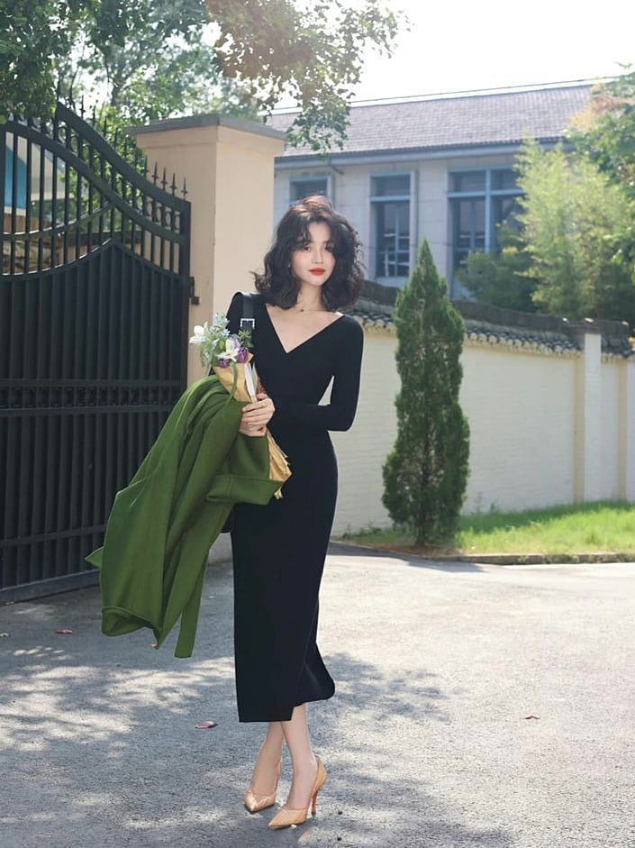   Vào những ngày trở gió, váy dệt kim ôm nhẹ dáng liền thân là lựa chọn hoàn hảo.