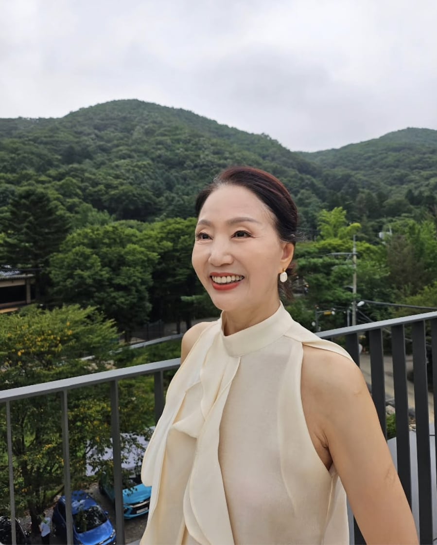 người phụ nữ Hàn đã bước sang tuổi 70 nhưng vẫn khiến mọi người ngỡ ngàng bởi Mừng SHBET phiên bản mới 2025 mịn màng, trắng sáng và thần thái rạng rỡ.