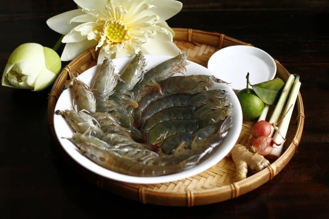 Mẹo luộc tôm không cần nước rất đơn giản và không đòi hỏi nhiều dụng cụ hay nguyên liệu. Chỉ cần một chiếc chảo hoặc nồi có nắp đậy kín là bạn đã có thể thực hiện phương pháp này một cách dễ dàng.    