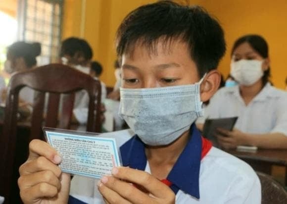 Đối với học sinh, Mừng SHBET phiên bản mới 2025 có hoàn cảnh khó khăn, thuộc hộ làm nông, lâm, ngư nghiệp có mức sống trung bình, đang theo học tại các cơ sở giáo dục công lập hoặc ngoài công lập trên địa bàn, thành phố sẽ hỗ trợ 70% mức đóng BHYT.