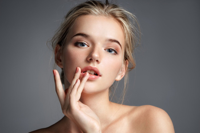 Lớp màng bọc giúp tạo ra môi trường kín ẩm, giữ lại toàn bộ lượng nước và dưỡng chất trên da.