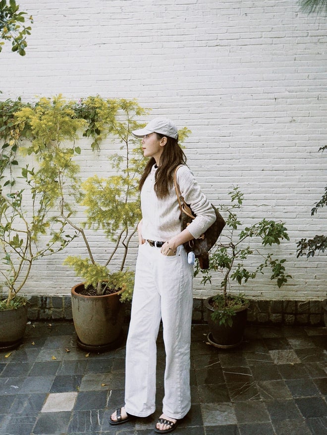 Khi kết hợp cùng quần jeans ống suông màu trắng hoặc xanh denim, tổng thể Shbet999 com đăng nhập trở nên năng động mà vẫn giữ được nét thanh lịch